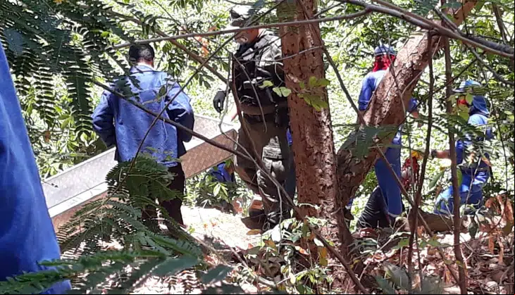 Equipe do Instituto de Medicina Legal realizando a remoção do corpo